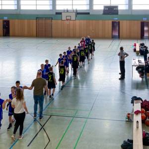 Verabschiedung der beiden Mannschaften in einer Turnhalle.